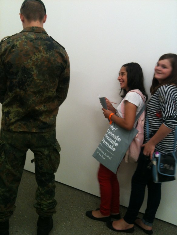 Live Art im Folkwang Museum Essen - die Kinder-Jury kichert.