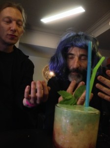 Das ist ein Gender-Cocktail, blau und rosa. Die Männer im Hintergrund: Anarchisten. Foto: Katrin Pinetzki